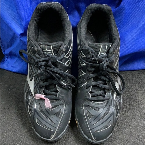 Mizuno Volleyball Shoes - Picture 1 of 7